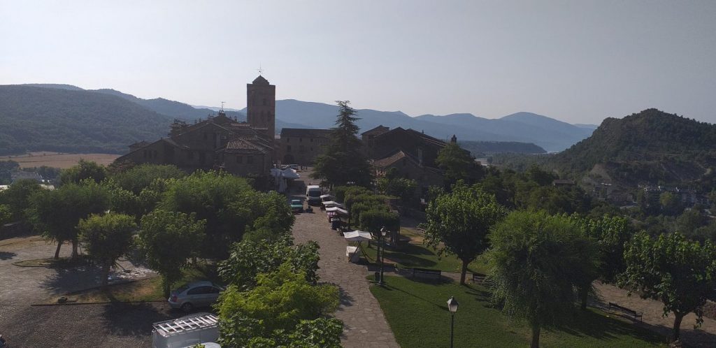 Vista general Plaza Mayor de Aínsa, Pirineo Aragonés